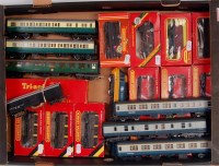 Lot 951 - A mixed lot of Hornby etc 10 boxed wagons, 3...