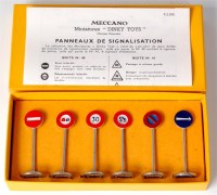 Lot 1977 - Dinky France, 590 6 Road Signs "Panneaux de...