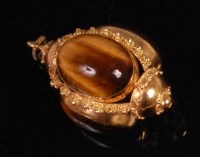 Lot 908 - A contemporary Italian 18ct gold and tigers...