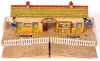 Lot 315 - Hornby 1937-9 No. 4E station 'Reading', buff...