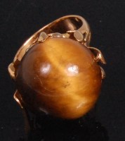 Lot 499 - A ladies 18ct gold tigers eye set dress ring,...
