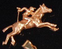 Lot 565 - A contemporary 9ct gold brooch, depicting a...