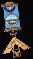 Lot 255 - A 1930s 18ct gold and enamel Masonic jewel,...