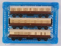 Lot 306 - 3x Leeds GWR bogie coaches - 2x coaches...