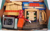 Lot 604 - Tray containing Hornby Dublo D1 island...