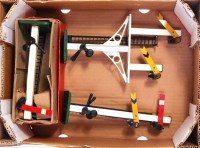 Lot 559 - A small tray containing 3 Hornby 1954-69 No. 2...