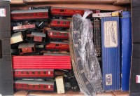 Lot 636 - Tray containing quantity of Hornby Dublo...