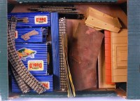 Lot 629 - A Hornby Dublo D1 Through Station, signal box,...