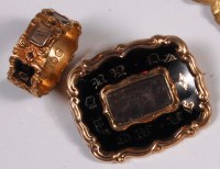 Lot 239 - An early Victorian 18ct gold mourning ring,...