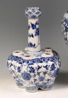 Lot 376 - An 18th century Chinese export tulip vase,...