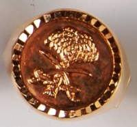 Lot 266 - An Arabic yellow metal gents signet ring,...
