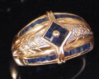 Lot 568 - A contemporary 18ct gold ladies dress ring,...