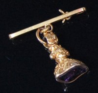 Lot 561 - A Victorian yellow gold and amethyst set seal...