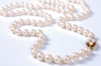 Lot 2149 - A cultured pearl necklace, the uniform...