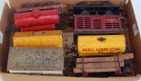 Lot 366 - A small tray containing 8 postwar Hornby...