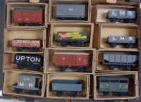 Lot 405 - A large tray containing 12x assorted...