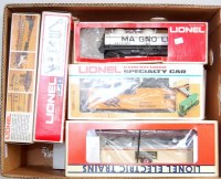 Lot 586 - 12 Lionel freight cars good selection of types...
