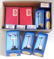 Lot 626 - Hornby Dublo accessories collection 2 x ED1,...
