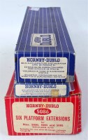 Lot 627 - Hornby Dublo blue striped boxes D1 & platform...