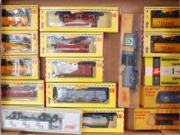 Lot 666 - Tray containing 15 H0 continental wagons and...