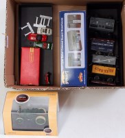 Lot 687 - Mixed lot consisting of 5 Bachmann wagons...