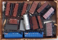 Lot 785 - Tray of approx 30 unboxed wagons, various...
