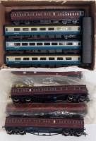 Lot 786 - Tray of coaches: 11x 00 and 3 x Trix HO,...