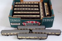 Lot 953 - Tray containing 25 GWR liveried coaches...