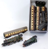 Lot 958 - 5 Triang medium length, brown/cream coaches,...
