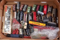 Lot 977 - Tray containing 40+ mixed make wagons and...