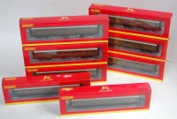 Lot 1065 - Eight boxed Hornby 00 scale Southern region...