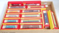 Lot 1074 - 14 various boxed Hornby 00 scale wagons and...