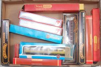 Lot 1075 - 12 mixed manufactured 00 scale coaches and...