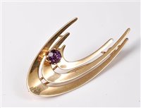 Lot 2338 - A 14ct amethyst brooch, the three graduated...
