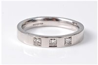 Lot 2258 - A gentleman's diamond and platinum ring, the...