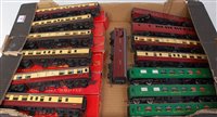 Lot 790 - Tray containing 6 boxed Triang medium lengths...