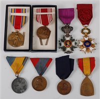 Lot 287 - A collection of medals to include WW II U.S.A....