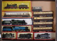 Lot 624 - Tray of mixed GWR items, Triang 'Lord of the...