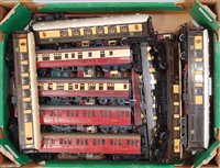 Lot 625 - Tray containing 18 Triang medium length...