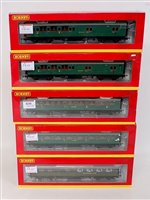 Lot 830 - 5 Hornby Maunsell bogie corridor coaches, all...
