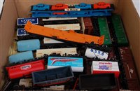 Lot 864 - Box of mixed make loose wagons Hornby, Airfix,...