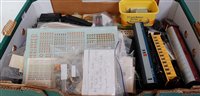 Lot 880 - A tray of model railway items including...