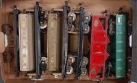 Lot 460 - 6 x Lionel GI bogie wagons including flat with...