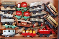 Lot 595 - Large tray of 19 pre-war Hornby wagons, single...