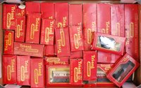 Lot 1029 - Tray containing approx 30 Triang items wagons,...