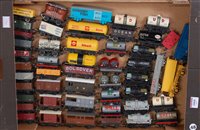 Lot 1060 - Tray containing 50 mixed makes goods wagons (G)