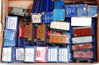 Lot 1099 - 19 Boxed and 12 un boxed Hornby Dublo D1 and...