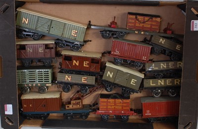 Lot 312 - Small tray of accessories by various makers...