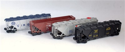 Lot 375 - 4x Lionel bogie hoppers including brown...