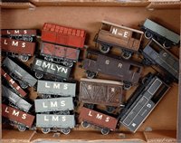 Lot 447 - Large tray 20 assorted wagons mainly kit built...